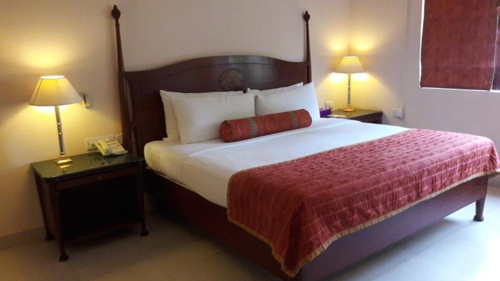 The Lalit Traveller Khajuraho Hotel Екстериор снимка