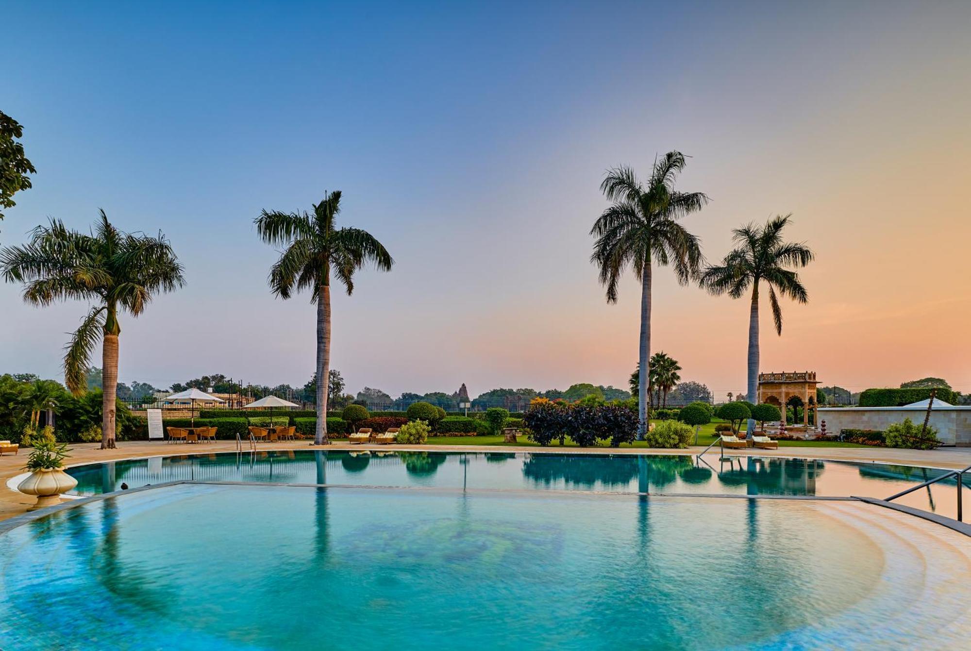 The Lalit Traveller Khajuraho Hotel Екстериор снимка