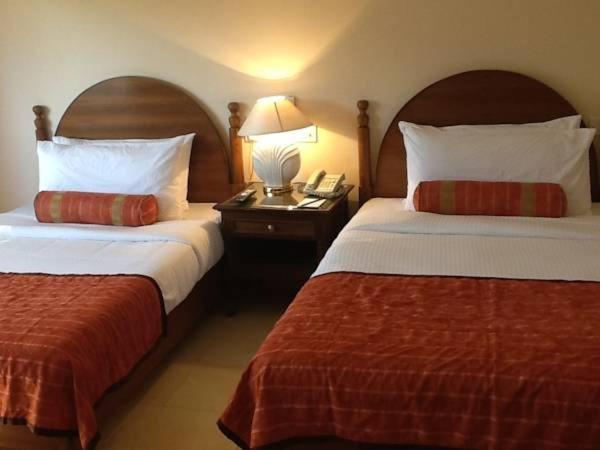 The Lalit Traveller Khajuraho Hotel Екстериор снимка