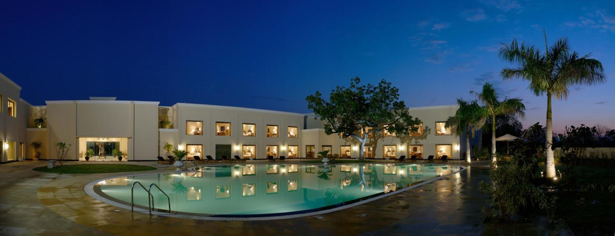 The Lalit Traveller Khajuraho Hotel Екстериор снимка