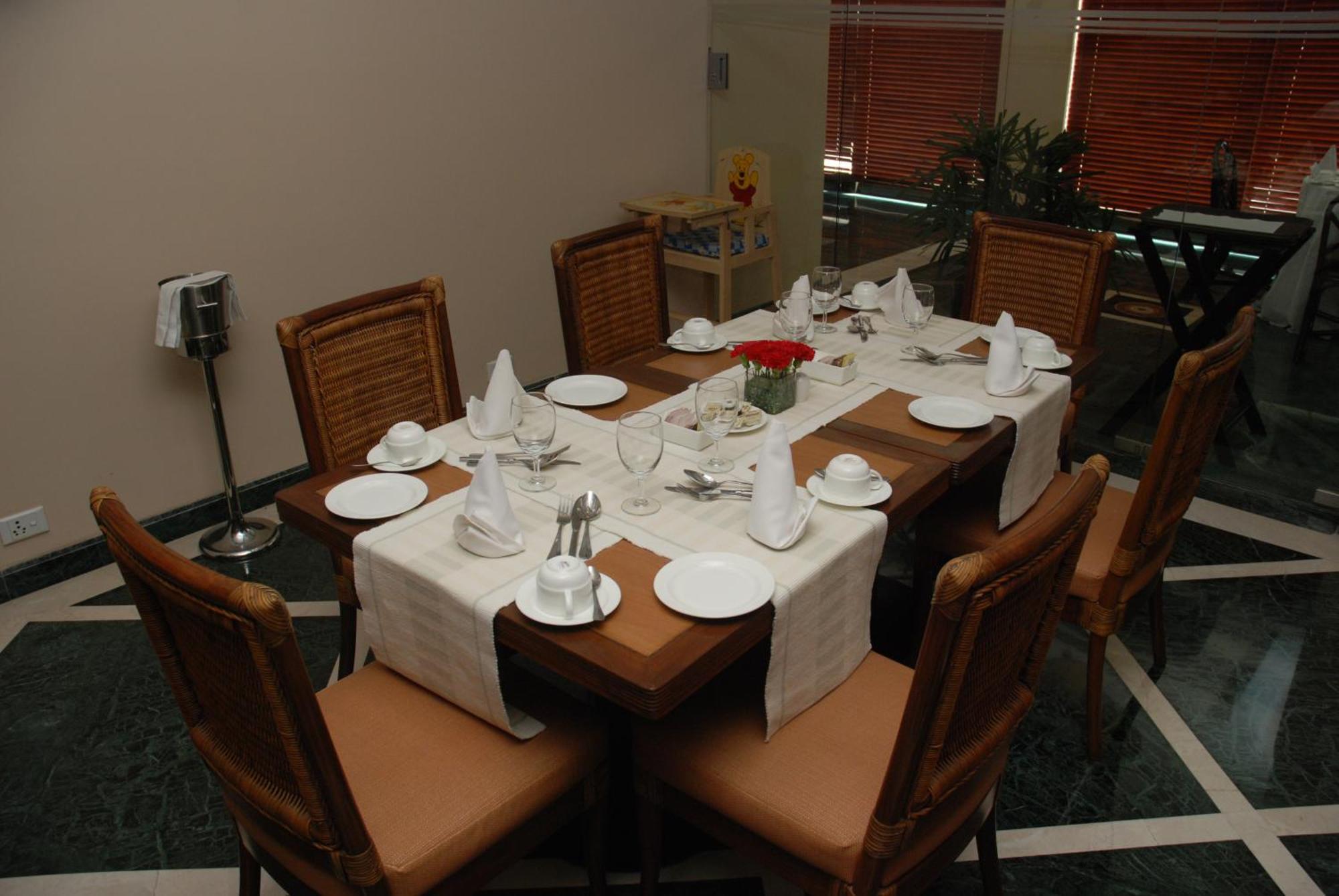 The Lalit Traveller Khajuraho Hotel Екстериор снимка