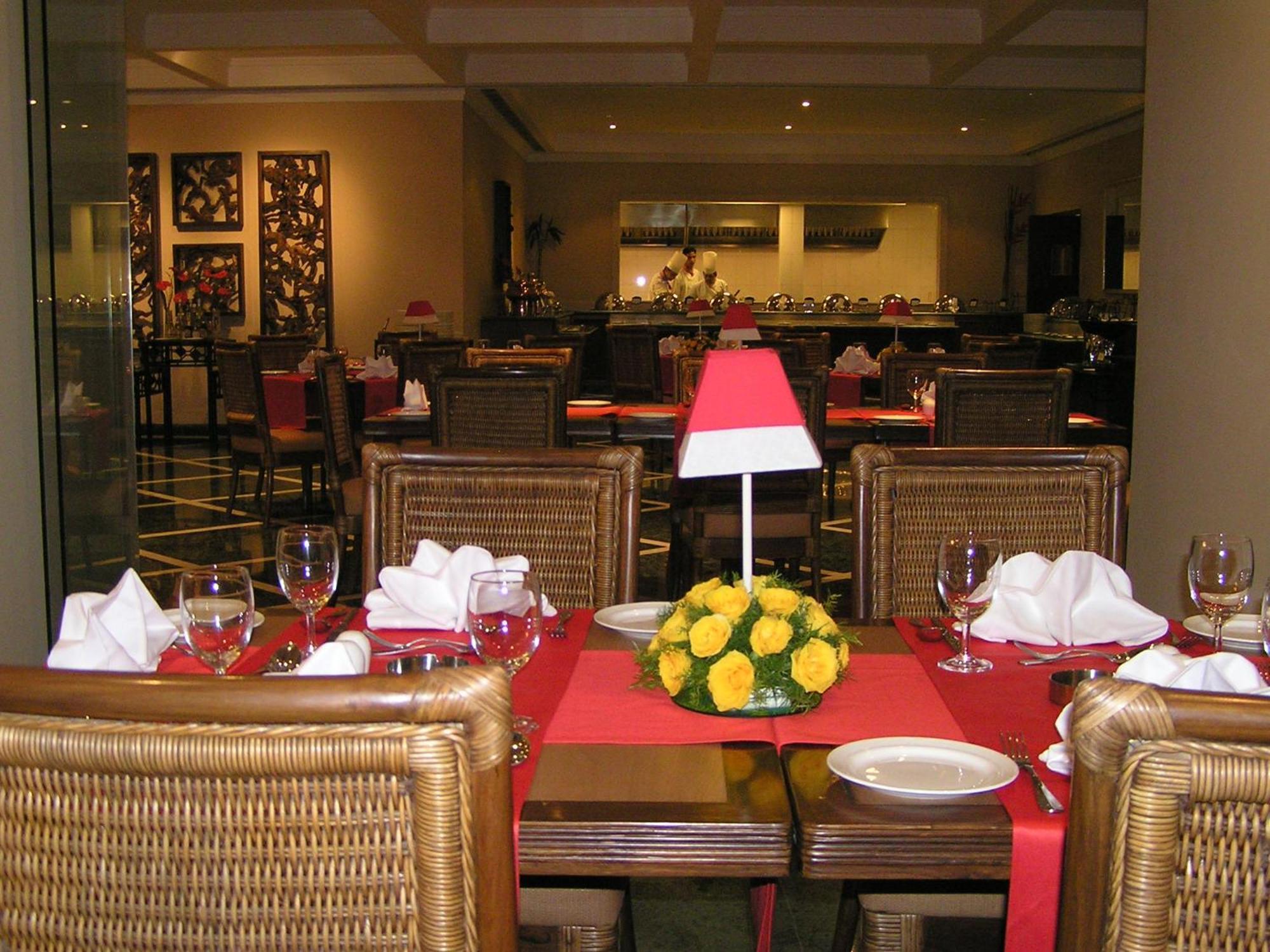The Lalit Traveller Khajuraho Hotel Екстериор снимка