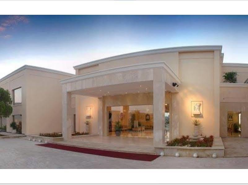 The Lalit Traveller Khajuraho Hotel Екстериор снимка