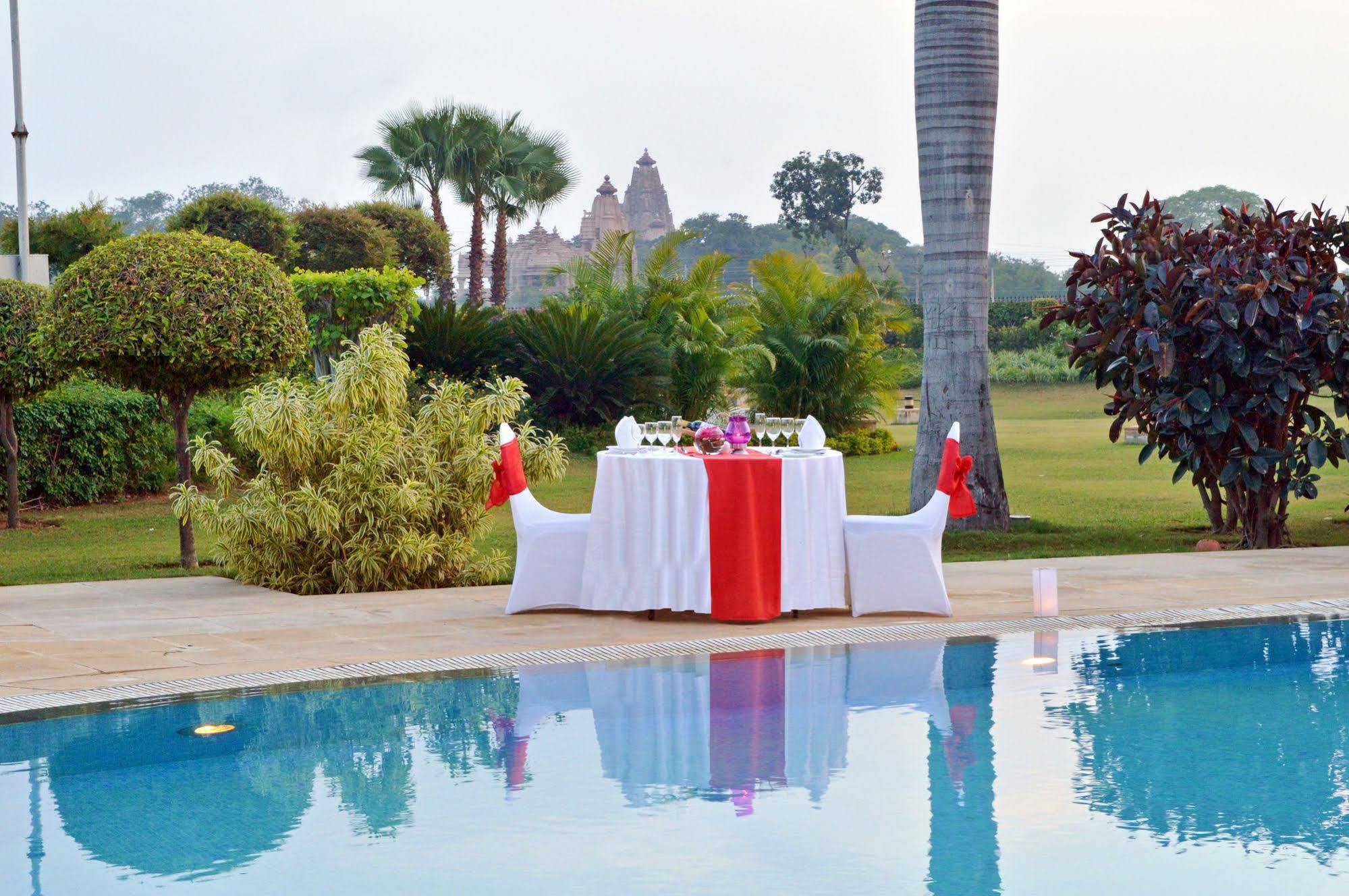 The Lalit Traveller Khajuraho Hotel Екстериор снимка