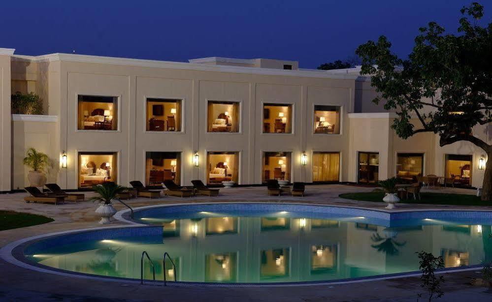 The Lalit Traveller Khajuraho Hotel Екстериор снимка